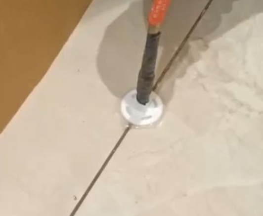 唐山市瓷砖空鼓维修公司专业解答瓷砖在铺贴过程中，如果没有涂抹均匀到位的粘结材料（如水泥砂浆或瓷砖胶），可能会导致以下问题