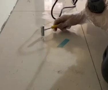 唐山市瓷砖开裂维修公司专业分享瓷砖在铺贴前如果没有沥干水分，将会导致以下问题