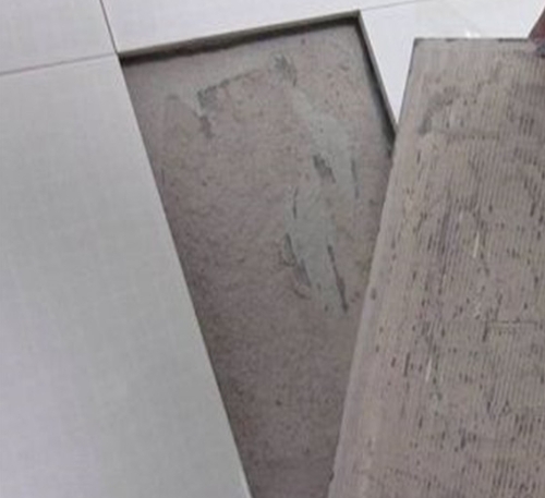 唐山市瓷砖空鼓维修公司分享瓷砖铺贴时如果打浆（即涂抹在瓷砖背面和基层上的砂浆或瓷砖胶）过少，会带来以下问题